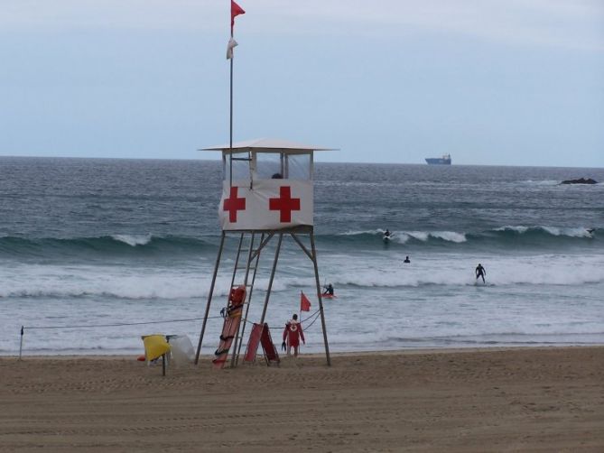 La Cruz Roja en la playa de Gros: foto en Donostia-San Sebastián