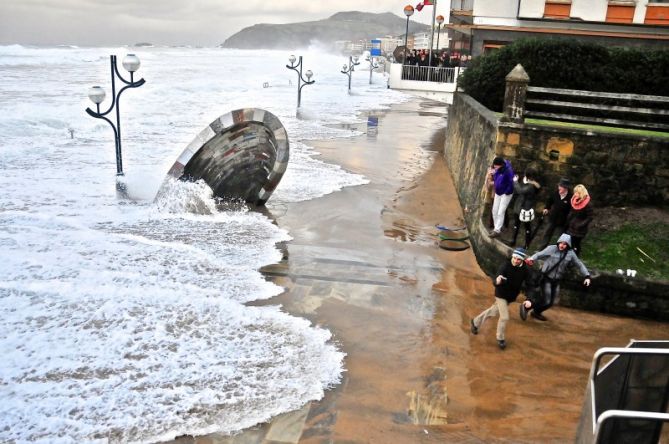 Cuidado con las olas!!!: foto en Zarautz