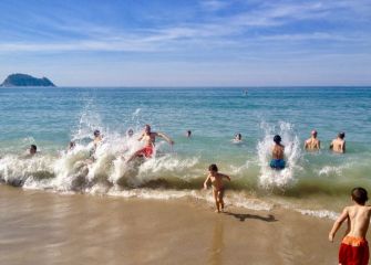 Disfrutando con las olas 