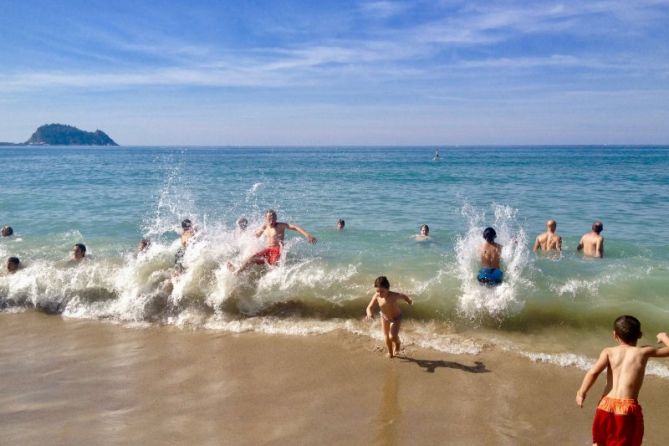 Disfrutando con las olas : foto en Zarautz