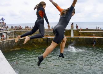 Disfrutando en el puerto de Zarautz 