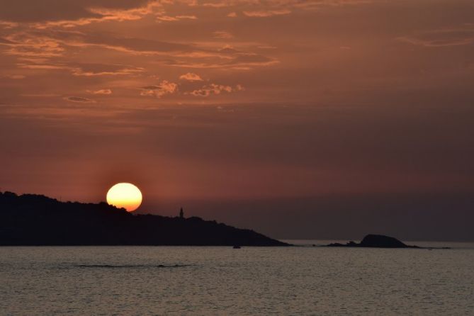 Eguzkia Higer-en ezkutatzen da: foto en Hondarribia