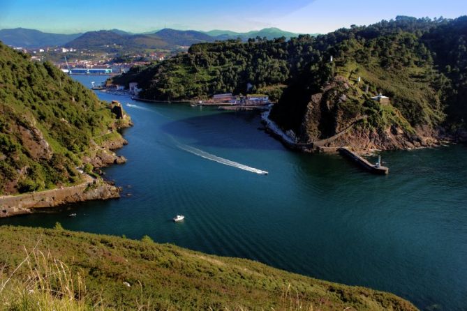 Entrada al puerto de Pasaia: foto en Pasaia