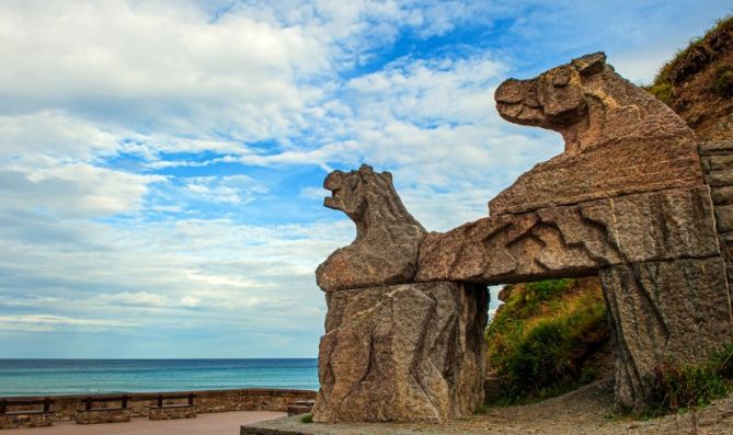 Esculturas en Zumaia: foto en Zumaia