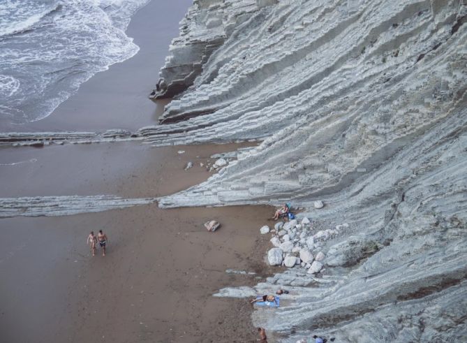 Flysch & bathers: foto en Zumaia