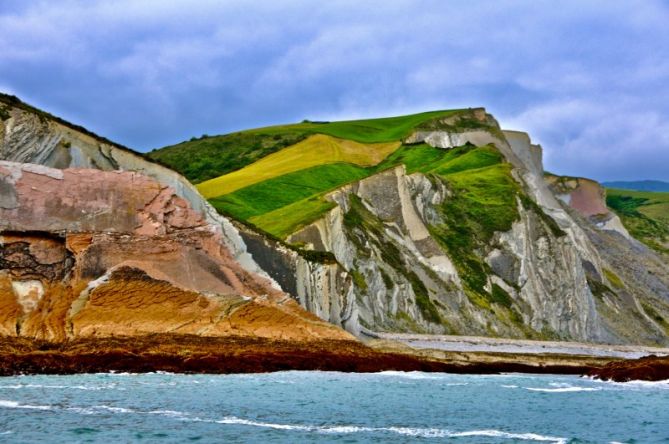 Flysh de Zumaia desde la mar : foto en Zumaia