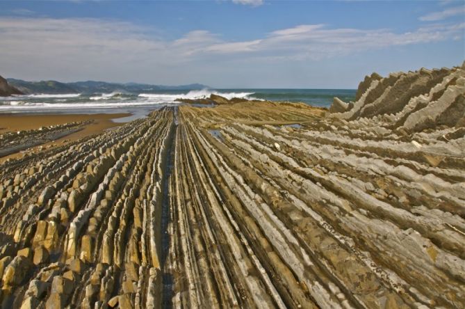 Flysh de Zumaia con marea baja : foto en Zumaia