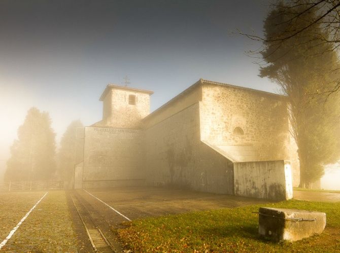 fronton de san pedro entre niebla: foto en Elgoibar