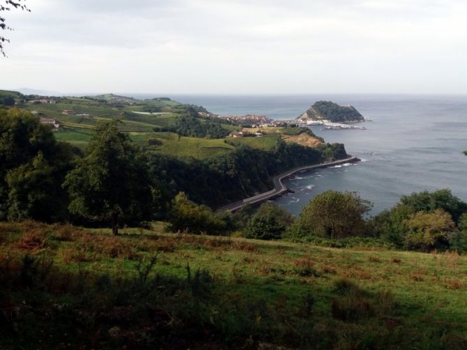 Getaria desde la ruta GR-121.: foto en Getaria