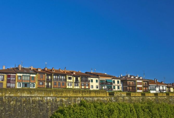 Hilera de casas: foto en Hondarribia