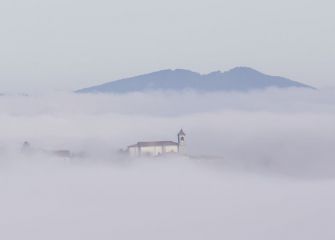 la Iglesia asoma