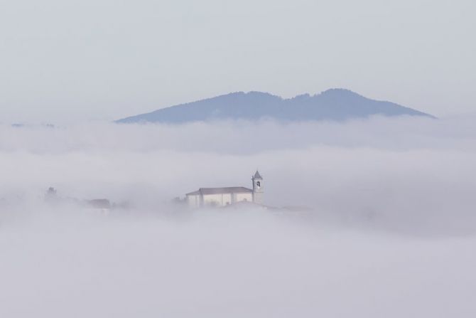 la Iglesia asoma: foto en Orendain