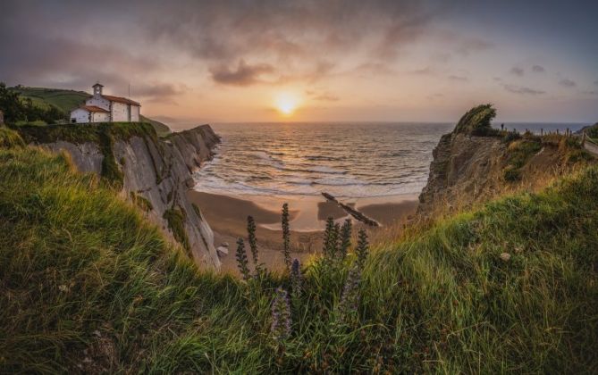 Itzurun y su ermita: foto en Zumaia