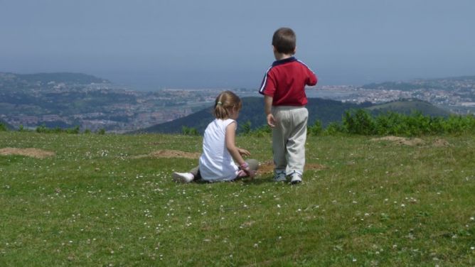 Jugando en el Balcón Natural.: foto en Oiartzun