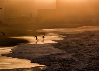 Jugando en la orilla con las olas