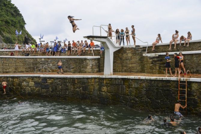 Jugando en el puerto de Zarautz : foto en Zarautz