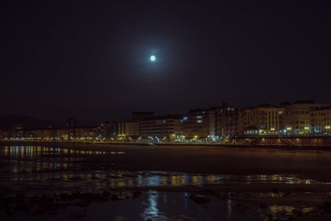 Luna llena y bajamar: foto en Zarautz