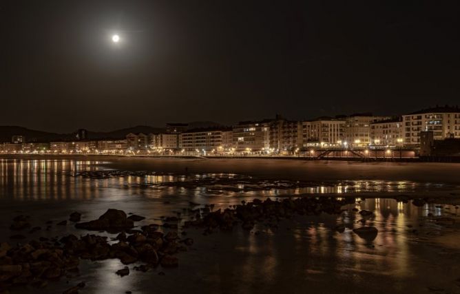 LUZ DE LUNA: foto en Zarautz