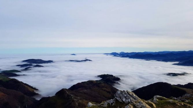 Mar de nubes: foto en Aia