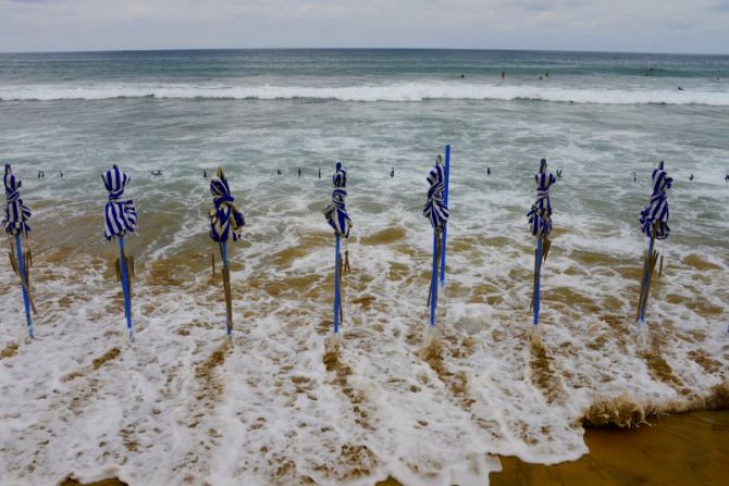 Marea alta en la playa de Zarautz : foto en Zarautz