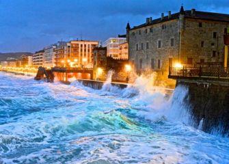 Mareas vivas en la playa de Zarautz 