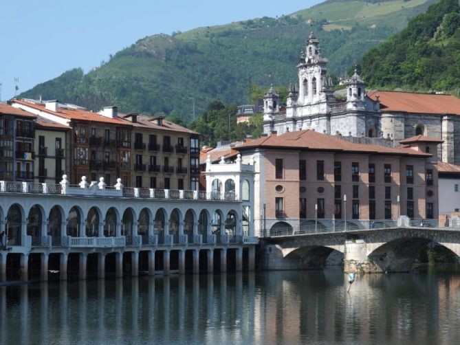 mercado y iglesia: foto en Tolosa