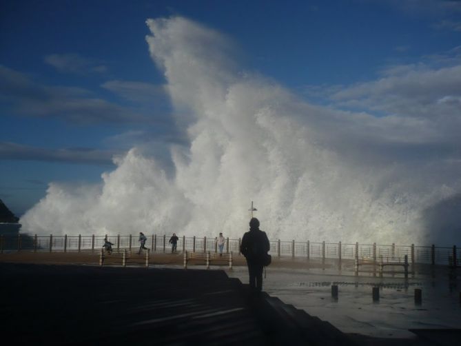 MIRANDO AL MAR: foto en Donostia-San Sebastián