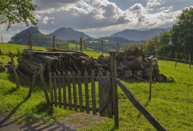 Montañas desde el prado: foto en Hernani