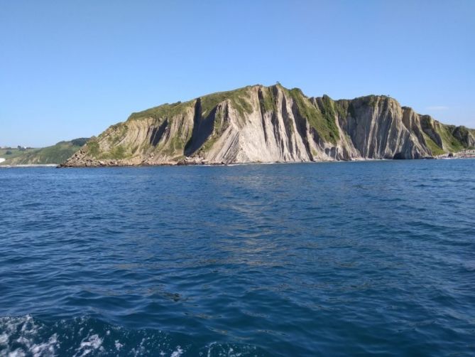 Navegando frente al Flysch : foto en Zumaia