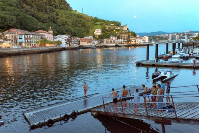 NOCHE DE VERANO EN PASAIA: foto en Pasaia