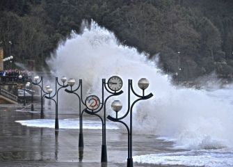 Ola gigante en la playa de Zarautz 