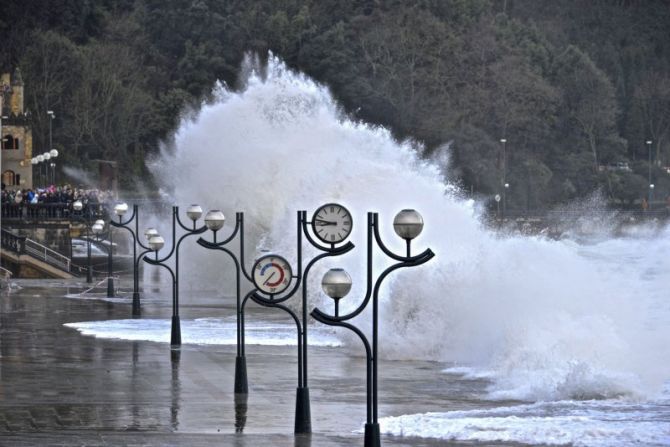 Ola gigante en la playa de Zarautz : foto en Zarautz