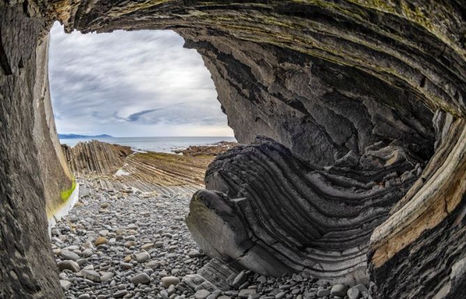 LA OLA DE PIEDRA: foto en Zumaia