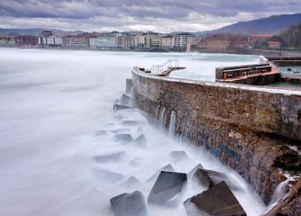 Olas contra el espigón