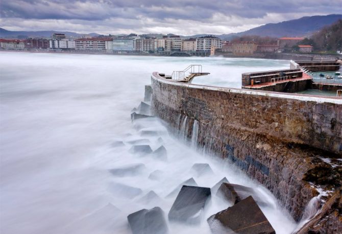 Olas contra el espigón: foto en Zarautz