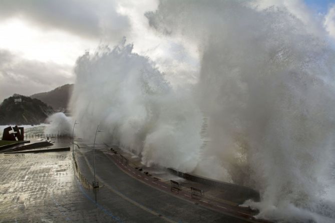 Olas gigantes.: foto en Irun