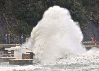 Olas gigantes en Zarautz 