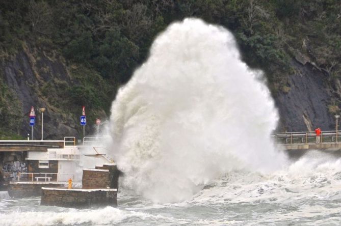 Olas gigantes en Zarautz : foto en Zarautz