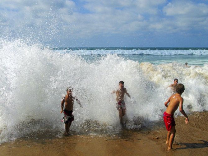 Olatuarekin jolasten : foto en Zarautz