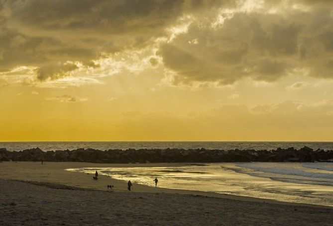 Orilla de la playa en el atardecer: foto en Donostia-San Sebastián