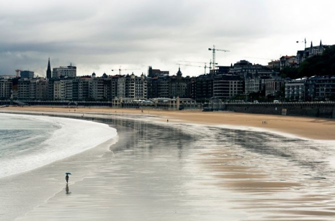 Paraguas y bañador: foto en Donostia-San Sebastián