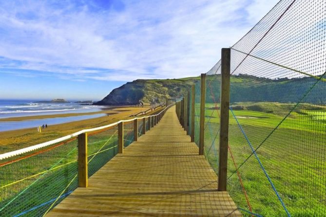 Pasarela entre la playa de y el golf: foto en Zarautz