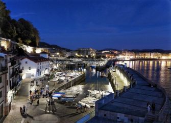 Paseo nocturno por el puerto de Donostia