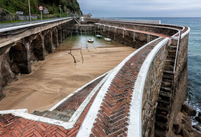 Pequeño puerto: foto en Zarautz