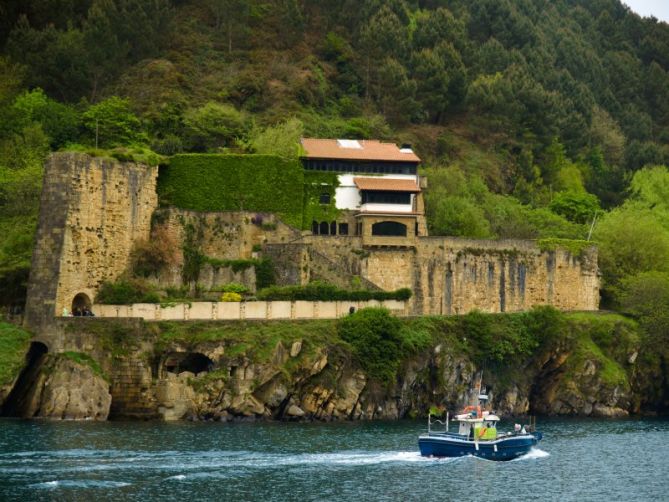 Pesquero entra a Pasajes: foto en Donostia-San Sebastián