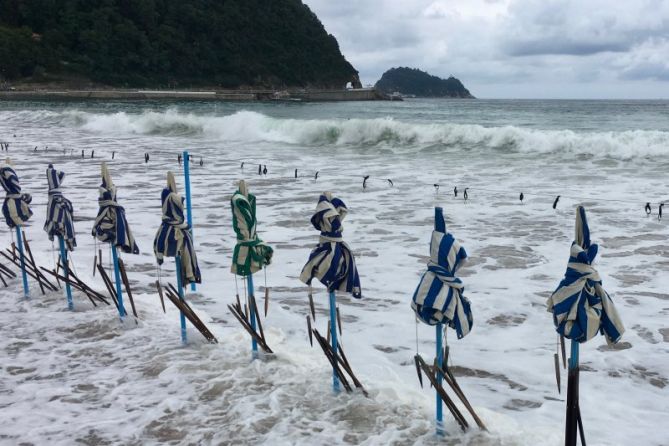 Playa de Zarautz con la marea alta : foto en Zarautz