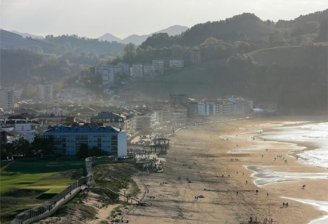 Pueblo y su playa: foto en Zarautz