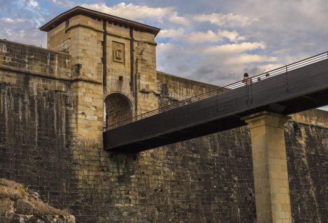 Puente de acceso a la parte vieja: foto en Hondarribia