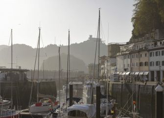 El puerto la Isla y el monte Igueldo