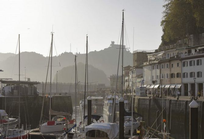 El puerto la Isla y el monte Igueldo: foto en Donostia-San Sebastián